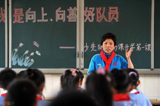 如许的处置体例既有助于不雅众理解人物关系，同时又强化了节拍感，这一手法与《风声》开场的长镜头经由过程一段秘密文件的传送带出间谍处职员很是类似。